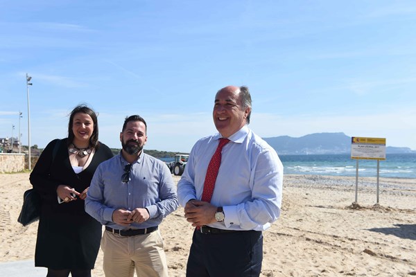 Landaluce supervisa los trabajos previos de cara a la regeneración de arena en las playas de la ciudad