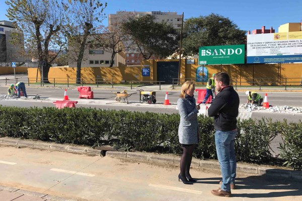 Eva Pajares supervisa los trabajos que acomete Sando para mejorar provisionalmente la zona afectada por las obras del colector