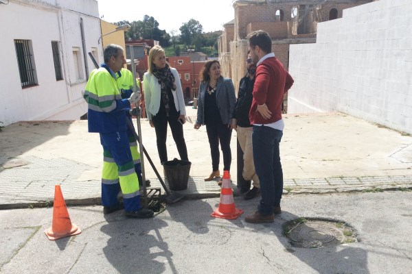 Pajares supervisa los trabajos de limpieza de imbornales que se llevan a cabo en Pescadores